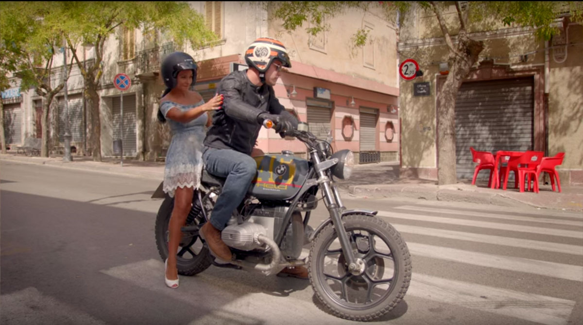 Frauen fahren bei Held im Kleidchen nur als Sozia mit