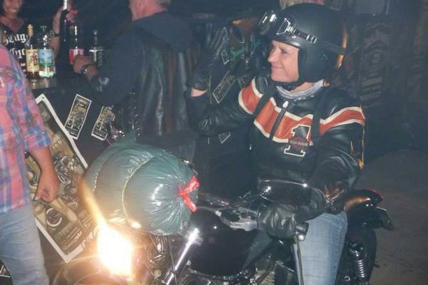 Anita mit ihrer Harley Davidson