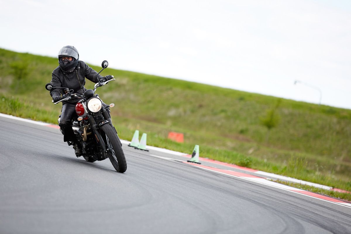 Kurven mit der Triumph Scrambler