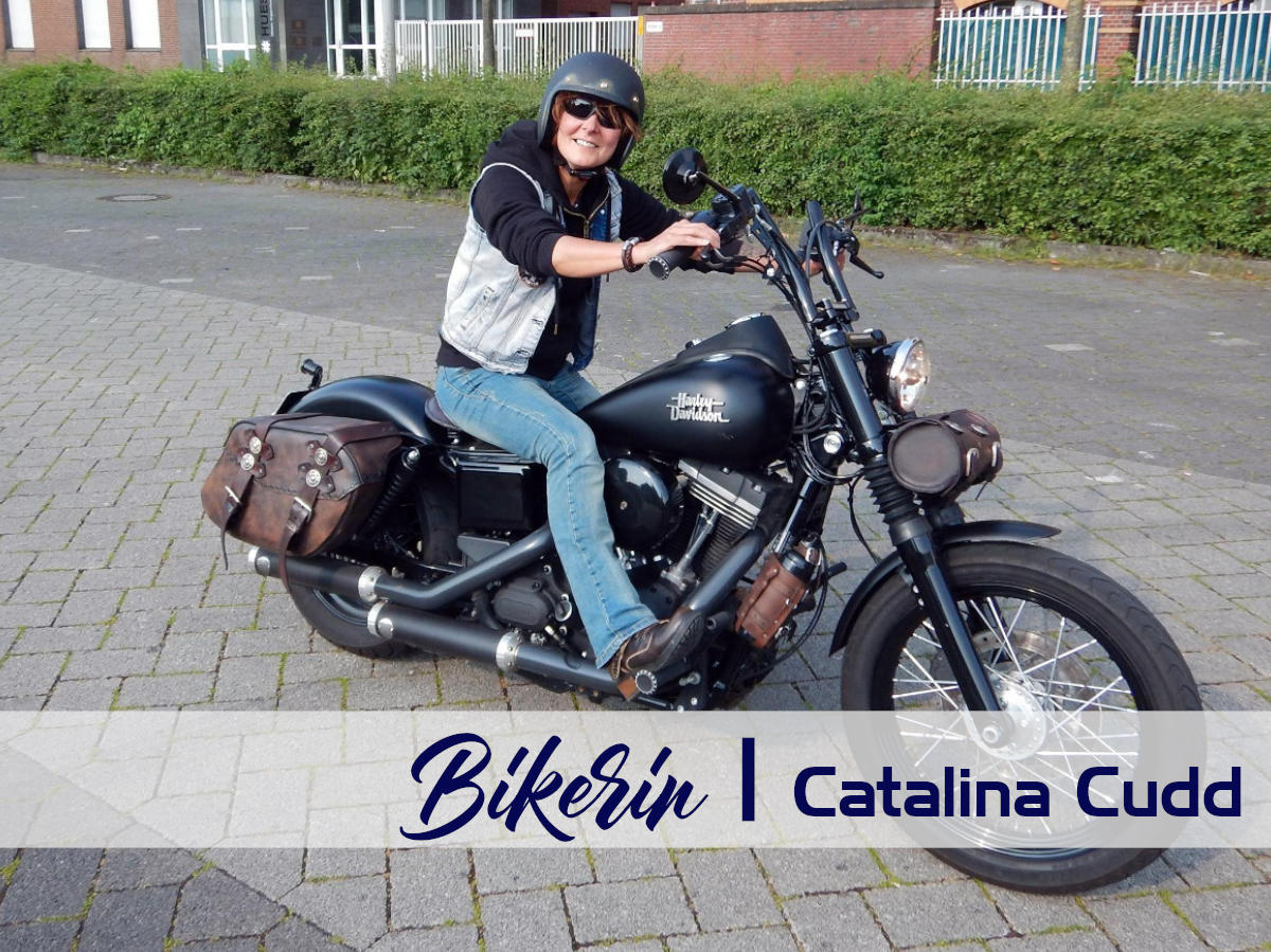 Bikerin und Autorin Catalina Cudd mit ihrer Harley