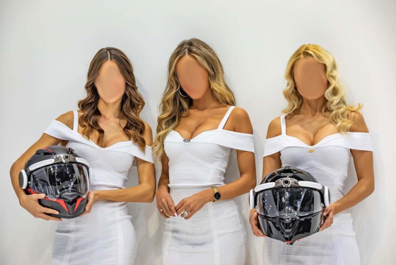 Frauen als Helm-Halter