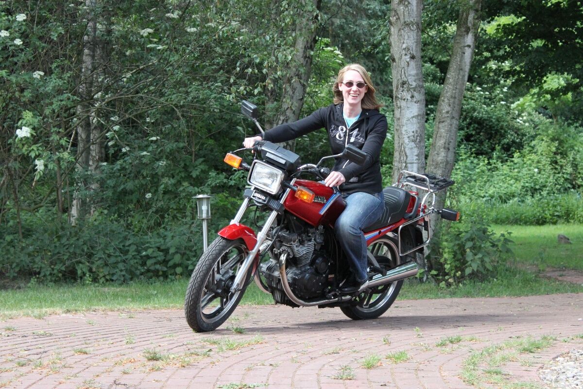 Bikerin Steffi mit ihrem Motorrad